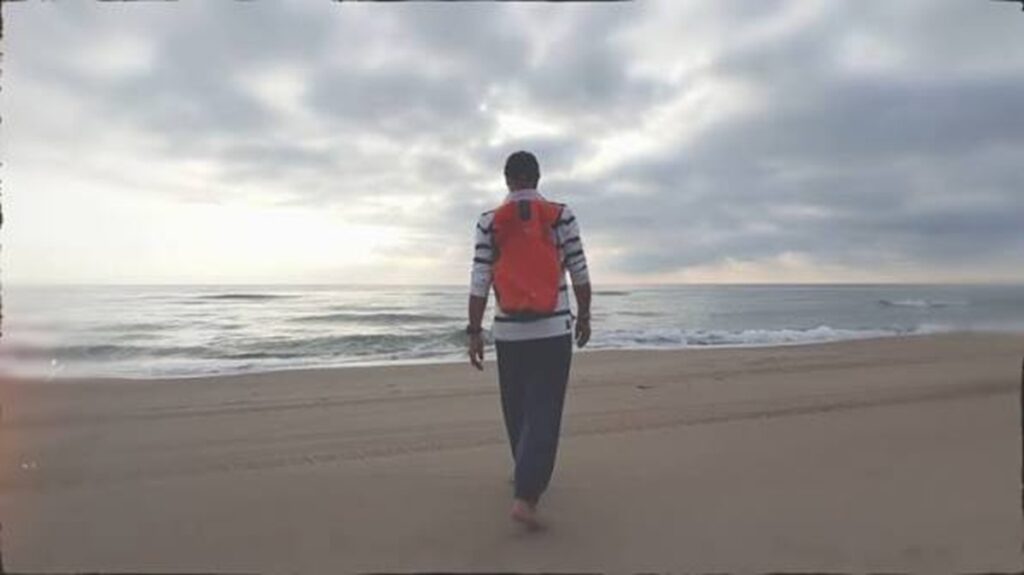 Un hombre frente al mar