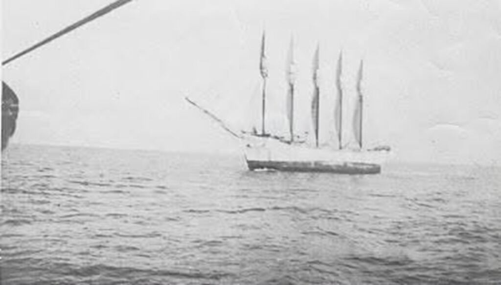 En la foto, la goleta Deering