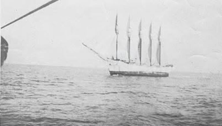 En la foto, la goleta Deering