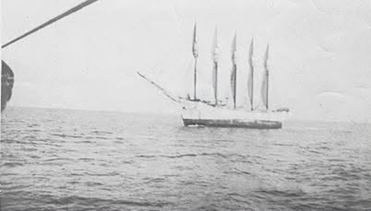 En la foto, la goleta Deering