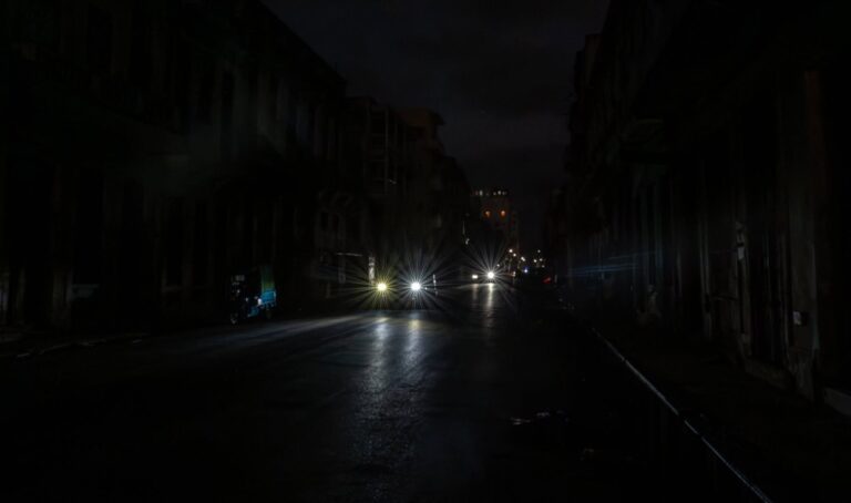 En la foto, La Habana apagada