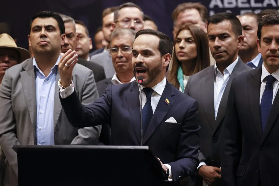 En la foto, El presidente electo de Colombia, Abelardo de la Espriella (c), el 30 de julio de 2026, durante un empalme territorial con alcaldes de Cundinamarca, en Bogotá