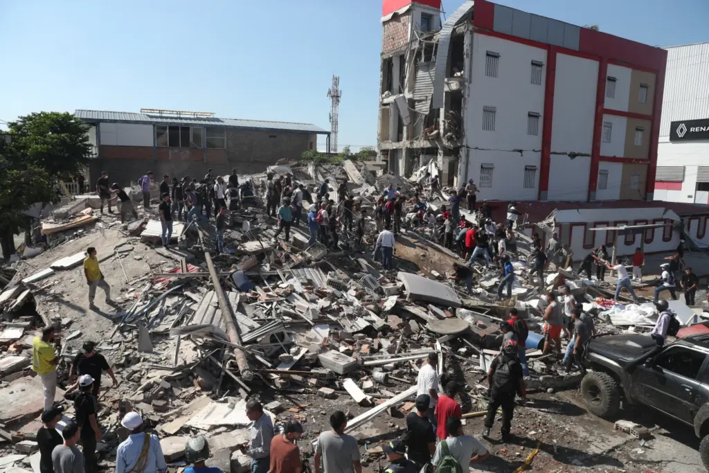 Un terremoto de magnitud 7,4 sacude el oeste de Colombia, dejando al menos 111 muertos 2 En la foto, Residentes y rescatistas buscan entre los escombros de un edificio derrumbado tras el terremoto que sacudió Cali