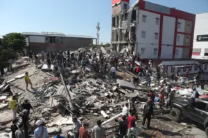 En la foto, Residentes y rescatistas buscan entre los escombros de un edificio derrumbado tras el terremoto que sacudió Cali