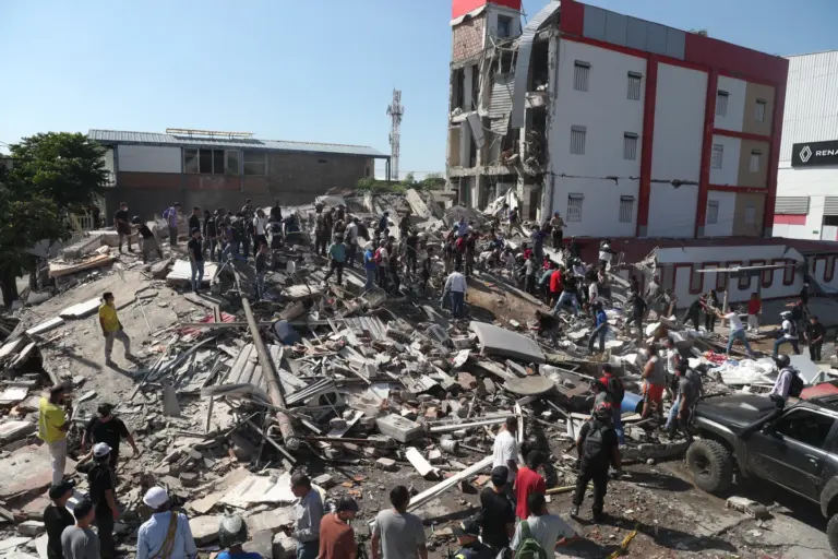 Un terremoto de magnitud 7,4 sacude el oeste de Colombia, dejando al menos 111 muertos 1 En la foto, Residentes y rescatistas buscan entre los escombros de un edificio derrumbado tras el terremoto que sacudió Cali