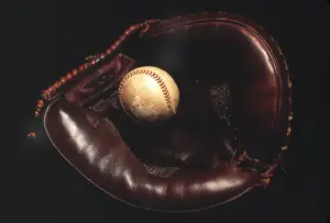 En la foto, Imagen de archivo de un guante y una pelota de los Yankees de Nueva York en 1956.