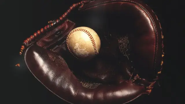 En la foto, Imagen de archivo de un guante y una pelota de los Yankees de Nueva York en 1956.