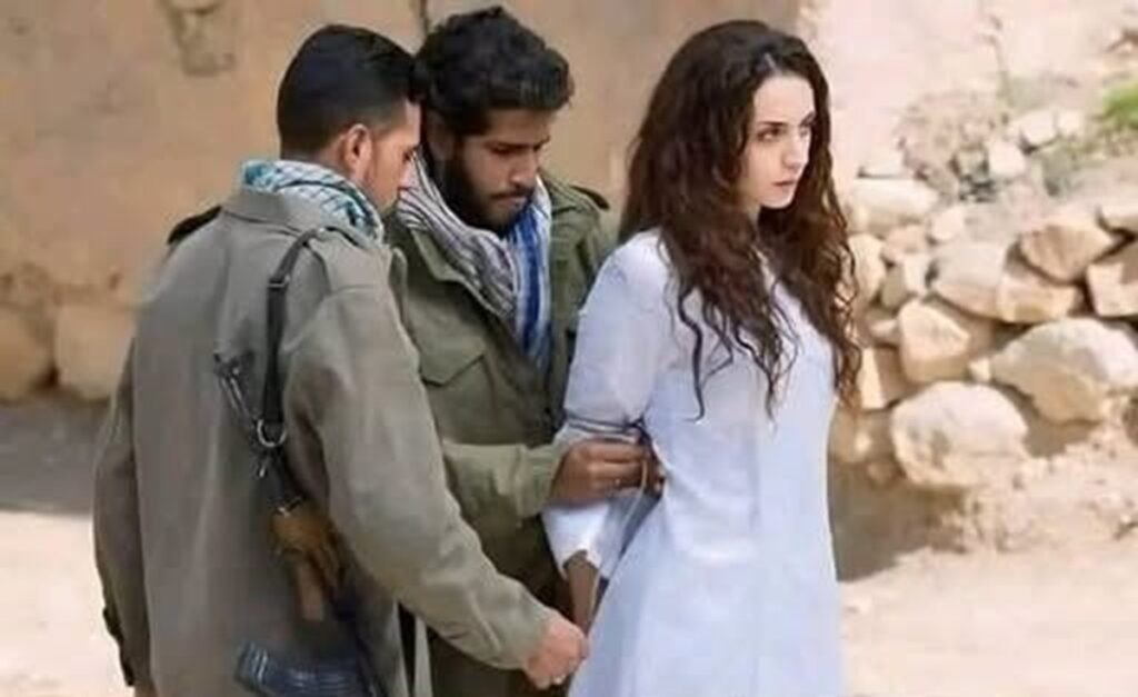 La piedra que no pudo callarla 2 En la foto, Soraya Manutchehri es amarrada antes de ser apedreada