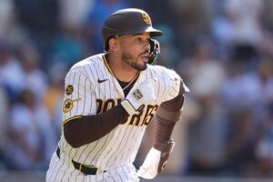 En la foto, Padres dejan al campo a Brewers