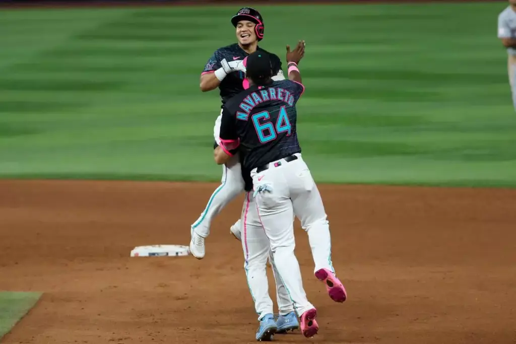 En la foto, Marlins celebra victoria ante Nationals
