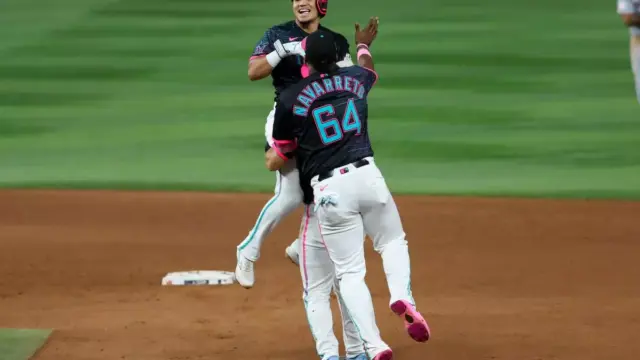 Javier Sanoja conecta sencillo con bases llenas en la 9na y Marlins superan a Nationals 1 En la foto, Marlins celebra victoria ante Nationals