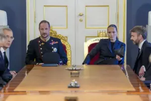 En la foto, Haakon de Noruega, junto a su hija la princesa Ingrid Alexandra, se reúnen con los ministros en una reunión extraordinaria del gabinete en el Palacio Real, este viernes