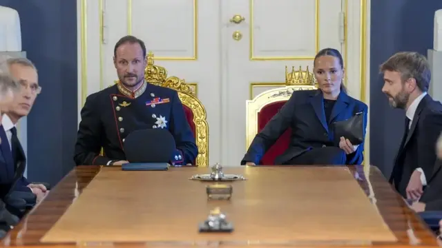 En la foto, Haakon de Noruega, junto a su hija la princesa Ingrid Alexandra, se reúnen con los ministros en una reunión extraordinaria del gabinete en el Palacio Real, este viernes