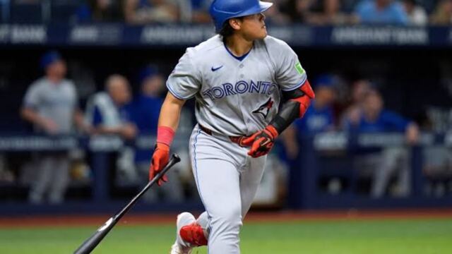 Okamoto fija récord de novato de Blue Jays con su 25to jonrón; Toronto apalea a Rays 1 En la foto, Kazuma Okamoto