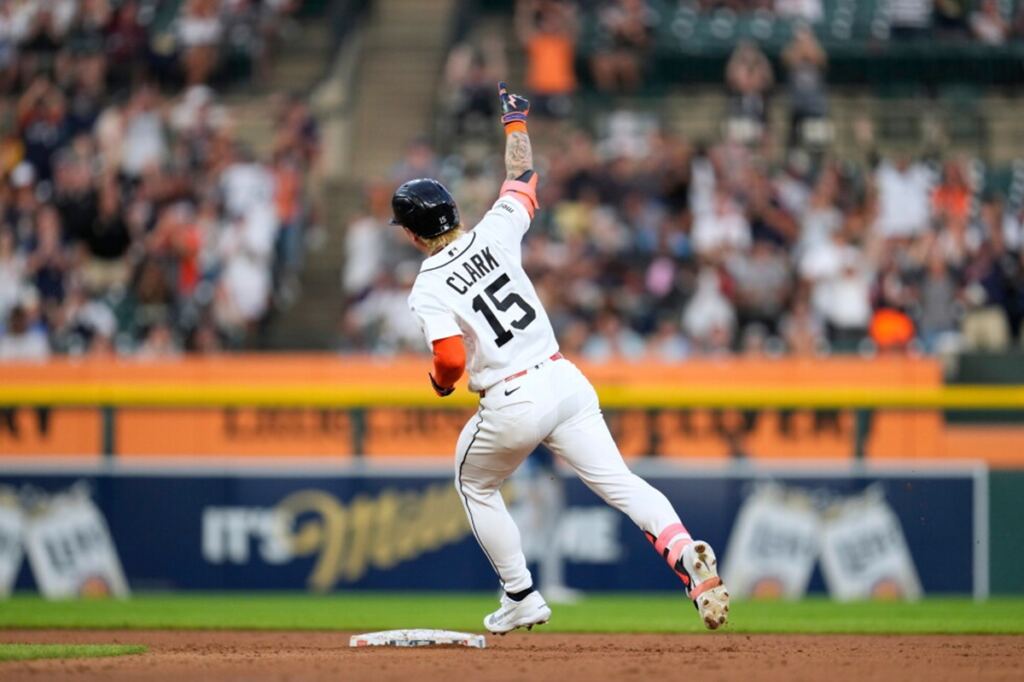 Clark y el cuerpo de lanzadores ayudan a Tigers a cortar racha de 6 derrotas al vencer a Rays 2 En la foto, Max Clark recorre las bases tras pegar jonrón