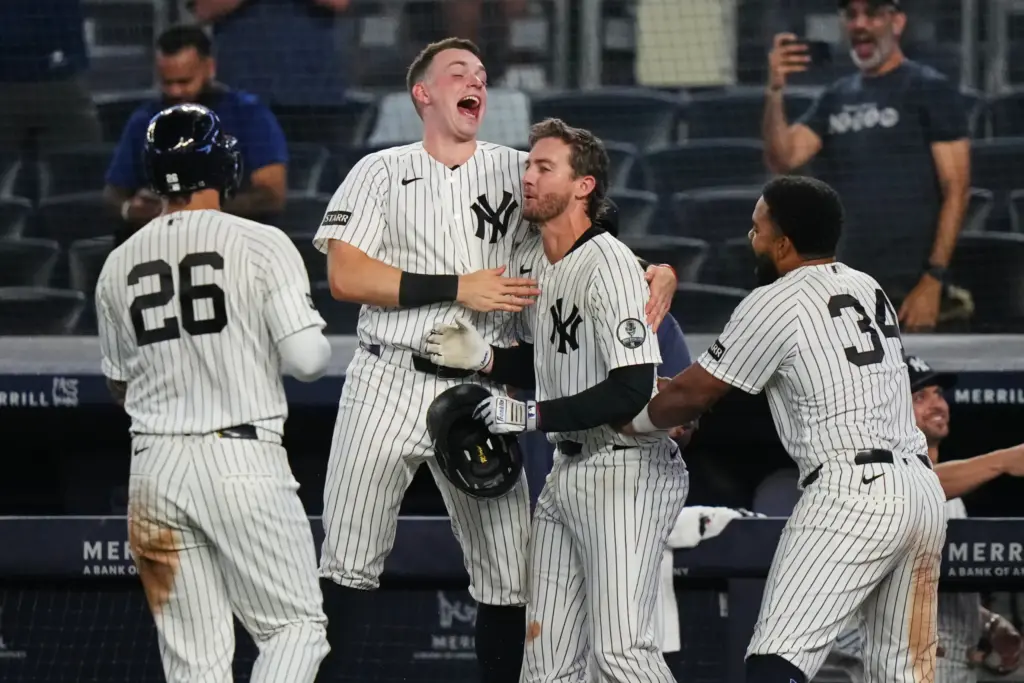 En la foto, jugadores de los Yankees celebran triunfo ante Braves