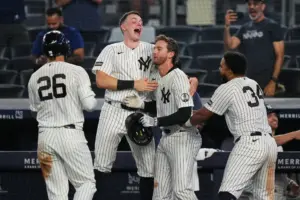 En la foto, jugadores de los Yankees celebran triunfo ante Braves