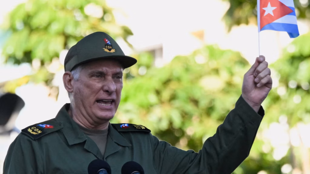 En la foto, el títere de los Castro, Miguel Díaz-Canel, vestido de militar