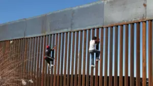 En la foto, migrantes intentando cruzar la frontera sur de Estados Unidos
