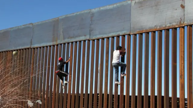 Inmigración: el debate entre la opinión y los hechos 2 En la foto, migrantes intentando cruzar la frontera sur de Estados Unidos