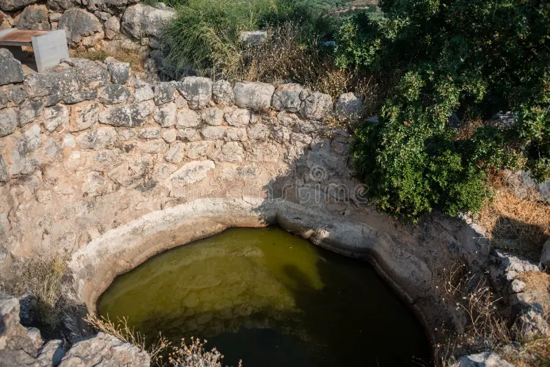 El vino era el filtro 2 En la foto, Cisterna o depósito de agua en Miscenas, construido en la Grecia Antigua