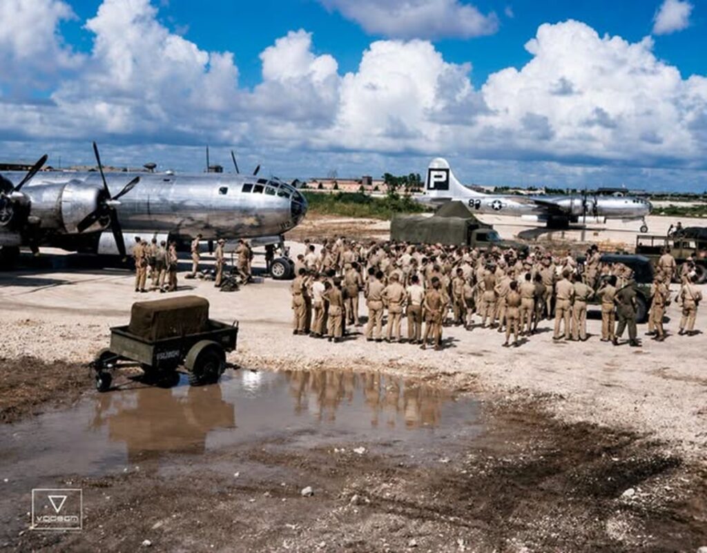 En la foto, Aviones B-29 y personal del 509º Grupo Mixto de Bombardeo Atómico (509th Composite Group) en Tinian. Entre ellos el Enola Gay
