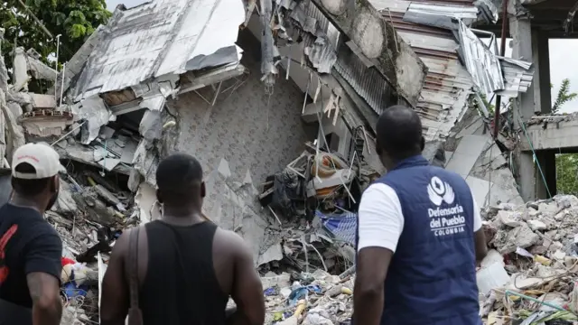 La cifra de damnificados por el terremoto en Colombia sube a 185.000 1 En la foto, Personas observan un edificio destruido por el terremoto, el 12 de agosto de 2026, en Quibdó, Chocó (Colombia)