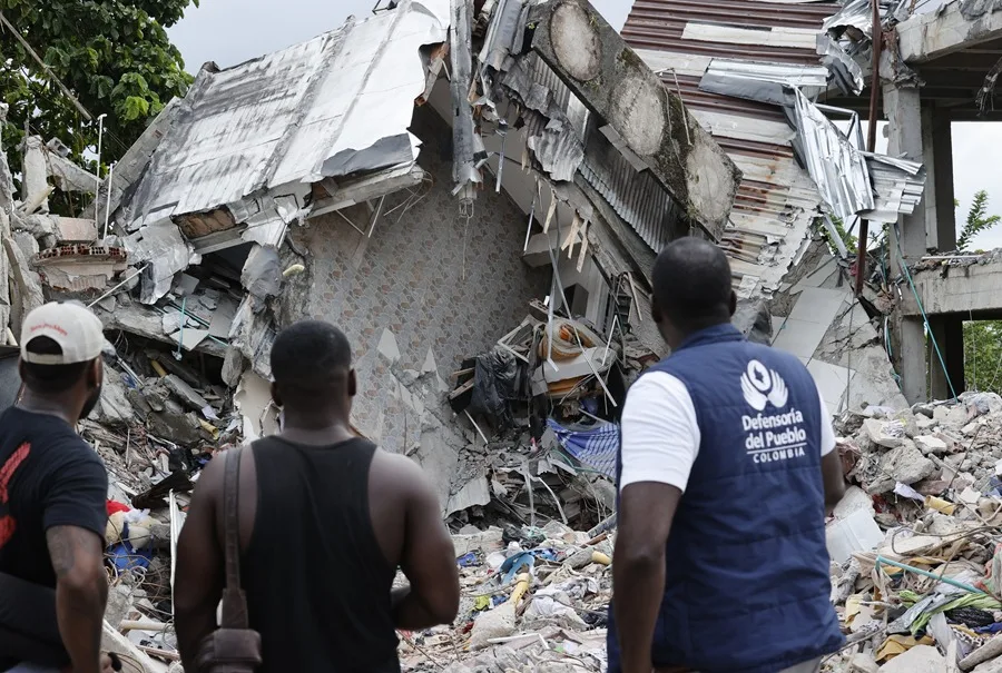 En la foto, Personas observan un edificio destruido por el terremoto, el 12 de agosto de 2026, en Quibdó, Chocó (Colombia)