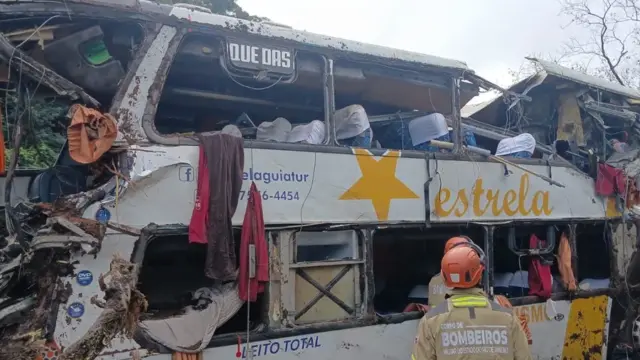 Al menos 10 muertos y varios heridos al volcar un autobús en la sierra de Río de Janeiro 1 En la foto, un autobús accidentado que dejó al menos 10 personas muertas y varias heridas este domingo, a la altura de la ciudad de Petrópolis, en la sierra del estado de Río de Janeiro