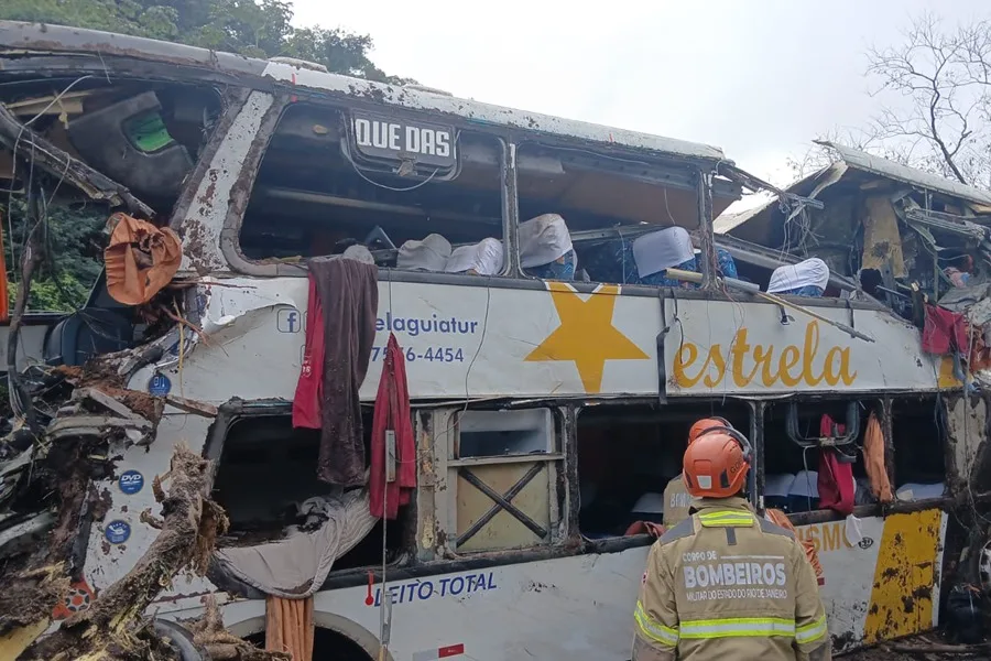 En la foto, un autobús accidentado que dejó al menos 10 personas muertas y varias heridas este domingo, a la altura de la ciudad de Petrópolis, en la sierra del estado de Río de Janeiro
