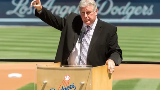 Muere a los 83 Tommy John, cuyo nombre lleva una cirugía pionera de codo que salvó su carrera 1 En la foto, El ex lanzador de los Dodgers de Los Ángeles, Tommy John, recuerda a su difunto amigo, el Dr. Frank Jobe, durante un servicio memorial en el Dodger Stadium en Los Ángeles, el 7 de abril de 2014