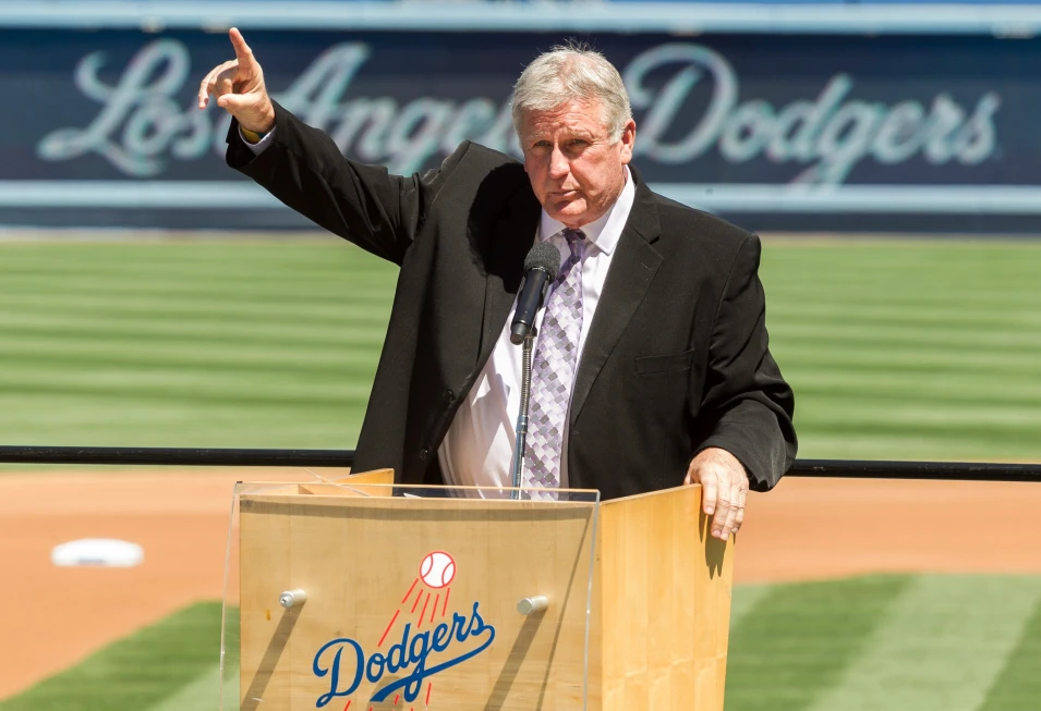 En la foto, El ex lanzador de los Dodgers de Los Ángeles, Tommy John, recuerda a su difunto amigo, el Dr. Frank Jobe, durante un servicio memorial en el Dodger Stadium en Los Ángeles, el 7 de abril de 2014