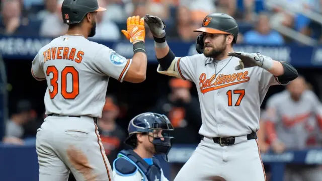 En la foto, El jardinero de los Orioles de Baltimore, Colton Cowser (17), celebra su jonrón de dos carreras ante el lanzador Steven Matz, de los Rays de Tampa Bay