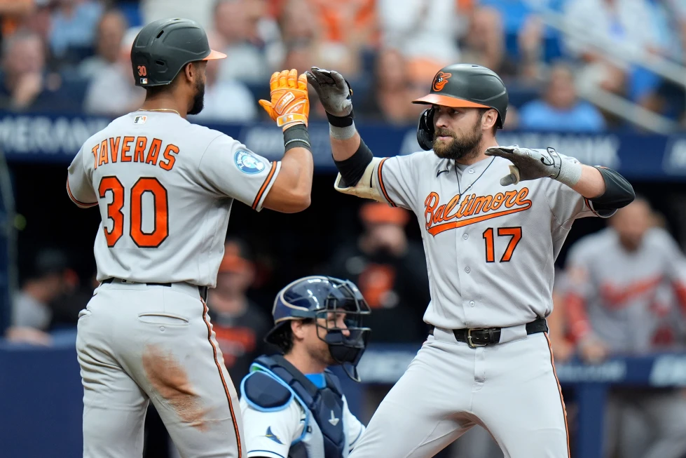 En la foto, El jardinero de los Orioles de Baltimore, Colton Cowser (17), celebra su jonrón de dos carreras ante el lanzador Steven Matz, de los Rays de Tampa Bay