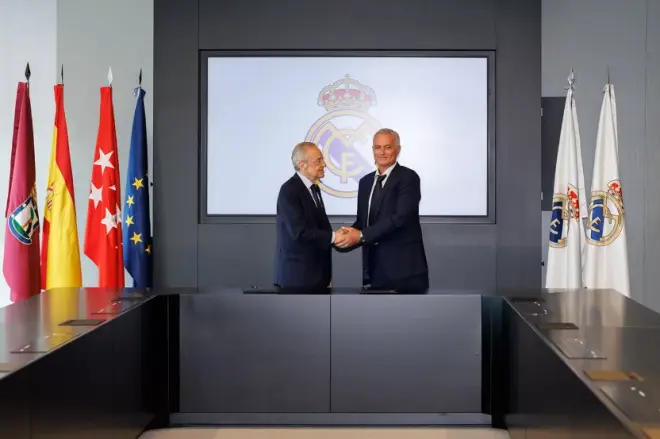 Mourinho inicia su segunda etapa en el Real Madrid con una presentación a puerta cerrada 2 En la foto, Florentino Pérez y José Mourinho en la presentación del entrenador del Real Madrid