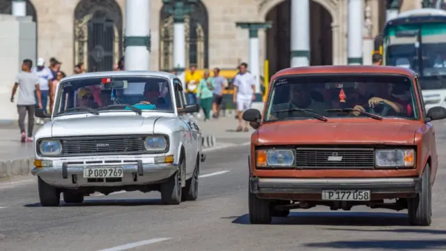 En la fotos, autos Lada de más de 30 años de antigüedad