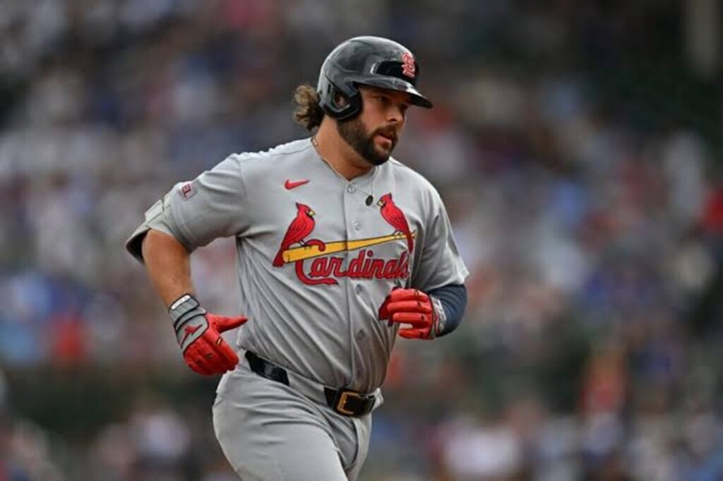 Burleson y Walker pegan vuelacercas e impulsan 4; Cardinals aplastan a Cubs 4 En la foto, Alec Burleson