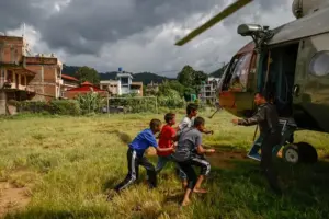 En la foto, Rescate de personas con un helicóptero del Ejército de Nepal en la aldea de Hatigauda