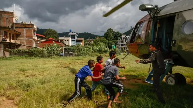 El temor a una nueva riada en Nepal desata el éxodo y complica las labores de rescate 1 En la foto, Rescate de personas con un helicóptero del Ejército de Nepal en la aldea de Hatigauda