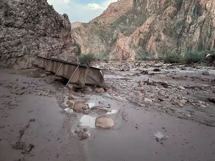 Dos muertos y unos 15 desaparecidos tras inundación repentina en el Gran Cañón en Arizona 2 En la foto, daños tras las inundaciones repentinas en el Parque Nacional del Gran Cañón