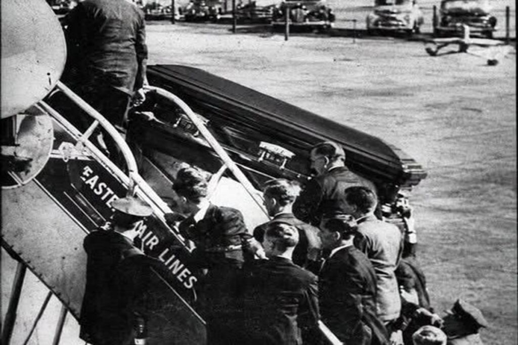 El ataúd de Kennedy que fue a parar al fondo del mar 7 En la foto, el féretro de JF Kennedy