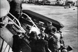 En la foto, el féretro de JF Kennedy