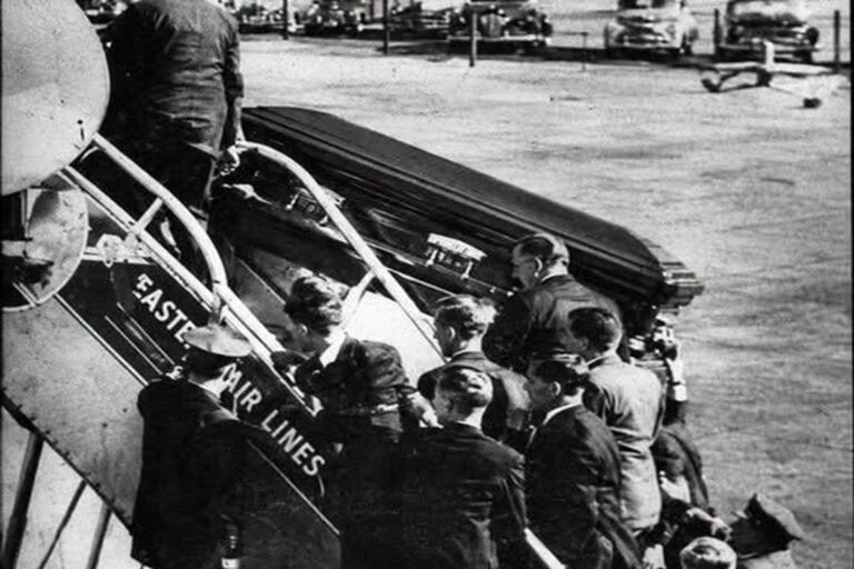 El ataúd de Kennedy que fue a parar al fondo del mar 1 En la foto, el féretro de JF Kennedy