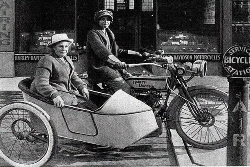 En la foto, Effie Hotchkiss y su madre en moto