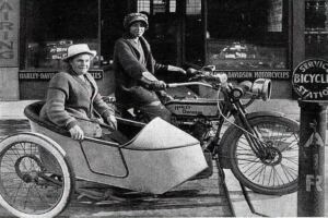 En la foto, Effie Hotchkiss y su madre en moto
