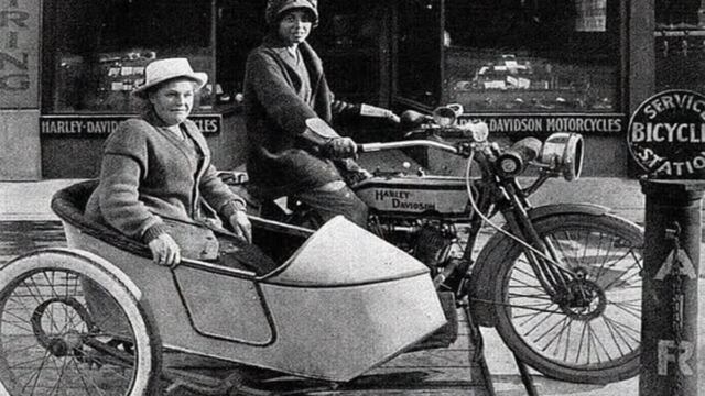 En la foto, Effie Hotchkiss y su madre en moto