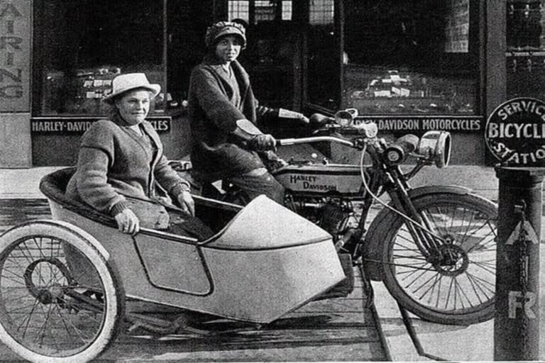 En la foto, Effie Hotchkiss y su madre en moto