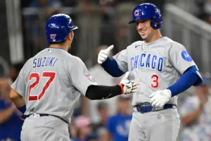 En la foto, Alex Bregman llega al home tras pegar uno de sus tres jonrones