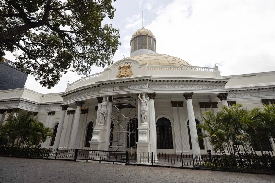 Los venezolanos siguen el diálogo entre el Gobierno y la oposición con escepticismo 2 En la foto, el Palacio Federal Legislativo, en Caracas (Venezuela)