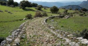 En la foto, un camino con piedras